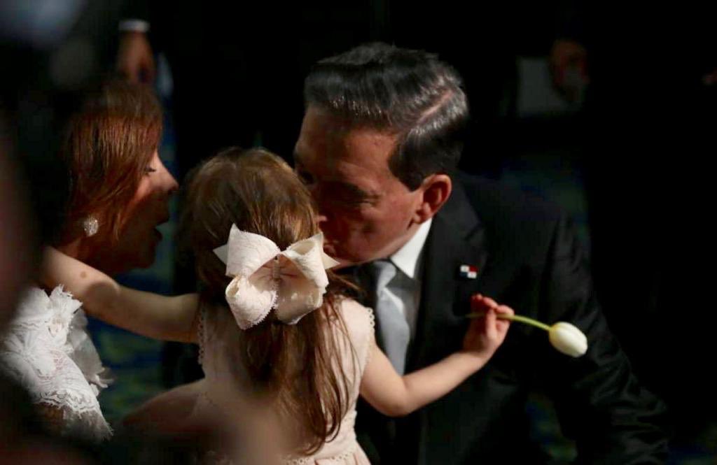 De mi abuela Sofía, aprendí a trabajar duro y a soñar en grande. Ahora, mis nietos me enseñan algo nuevo cada día con su inocencia y alegría genuina. ¡Felicidades a todos los abuelos de Panamá!