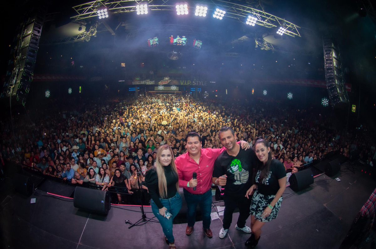 betomoralesfm's tweet photo. Todos los que andábamos ayer en #graciashouston ! @monsterpixs gracias por la foto tan chingona! #escapade2001 #radio #univision https://t.co/YsST7TUo4A