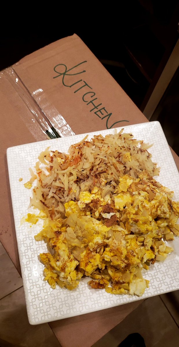 RealSavageGent's tweet image. Yes, this is my kitchen table. Yes, this is my dinner... don&apos;t at me! #MovingProblems