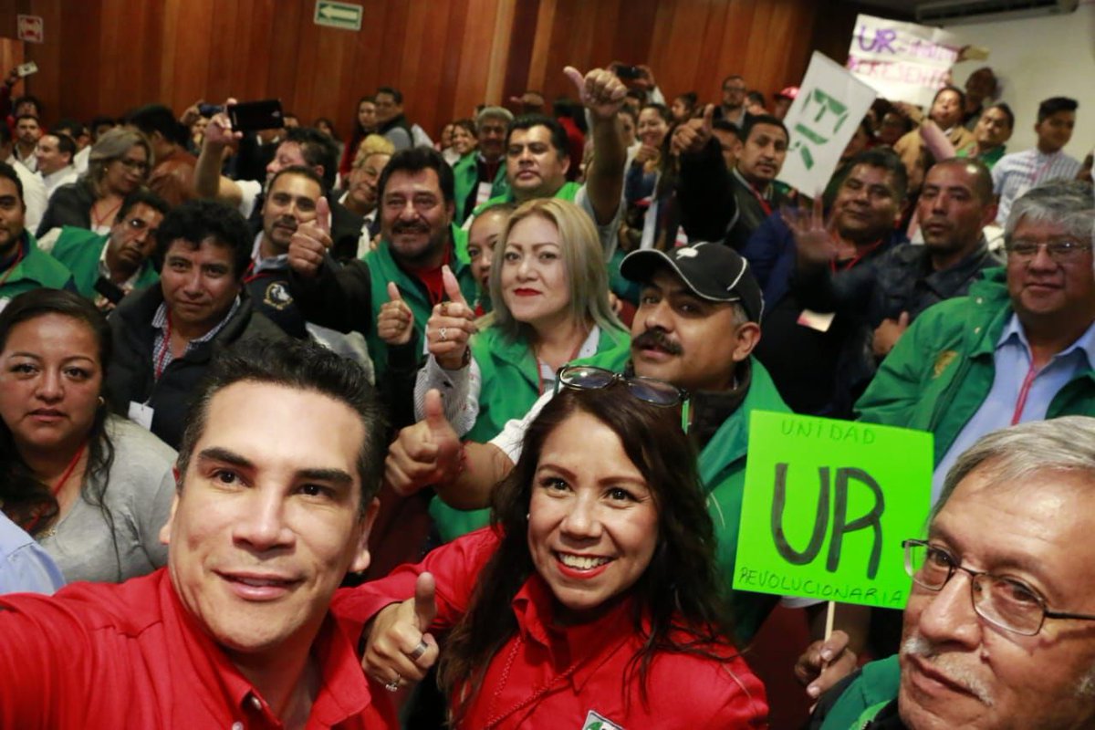 alitomorenoc's tweet photo. La fuerza de la militancia fiel, convencida y aguerrida es la que ha hecho al PRI y la que lo sostiene. Con mucho gusto asistimos a un encuentro con la @UR_Nacional, a quienes expresé las propuestas que estamos impulsando para transformar al partido. https://t.co/Y1DjdcKlMl