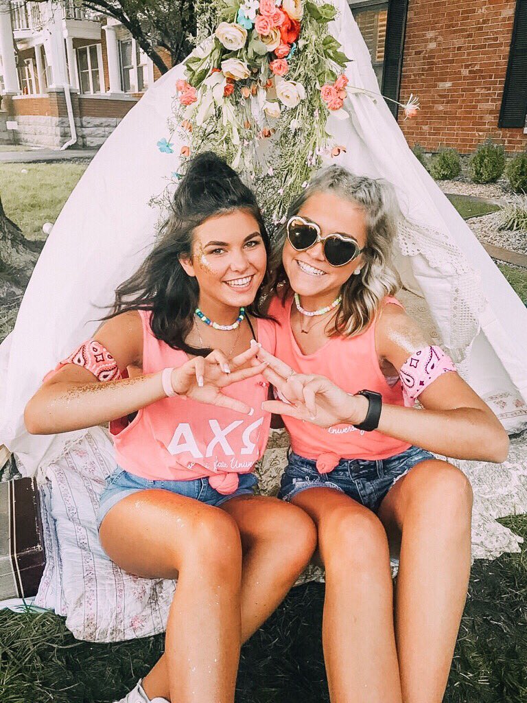 BID DAY, BEST DAY 💫🍒 One month until we’re covered in glitter and boa’s! Fall 19s we are SOOOOO ready for you!! ❤️ #AXO_MSU