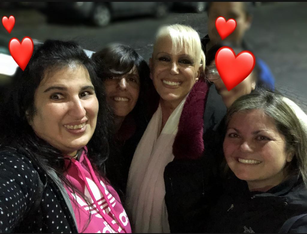 hello_soyVivi's tweet photo. Y no podia faltar la foto con nuestra amada! Gracias reina por ser tan amor y tomarte unos minutos q nos hace muy feliz! @valerialynch #Amarteee aca siempre acompañandote 💞💞❤❤❤😍 https://t.co/qsBIfJZu82