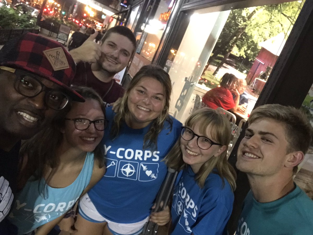MichaelDeVaul's tweet photo. @D_Summerville : Hanging around downtown #Chicago and an into some of your #YCorps friends. #YAdvocates https://t.co/PGSdOflZlf