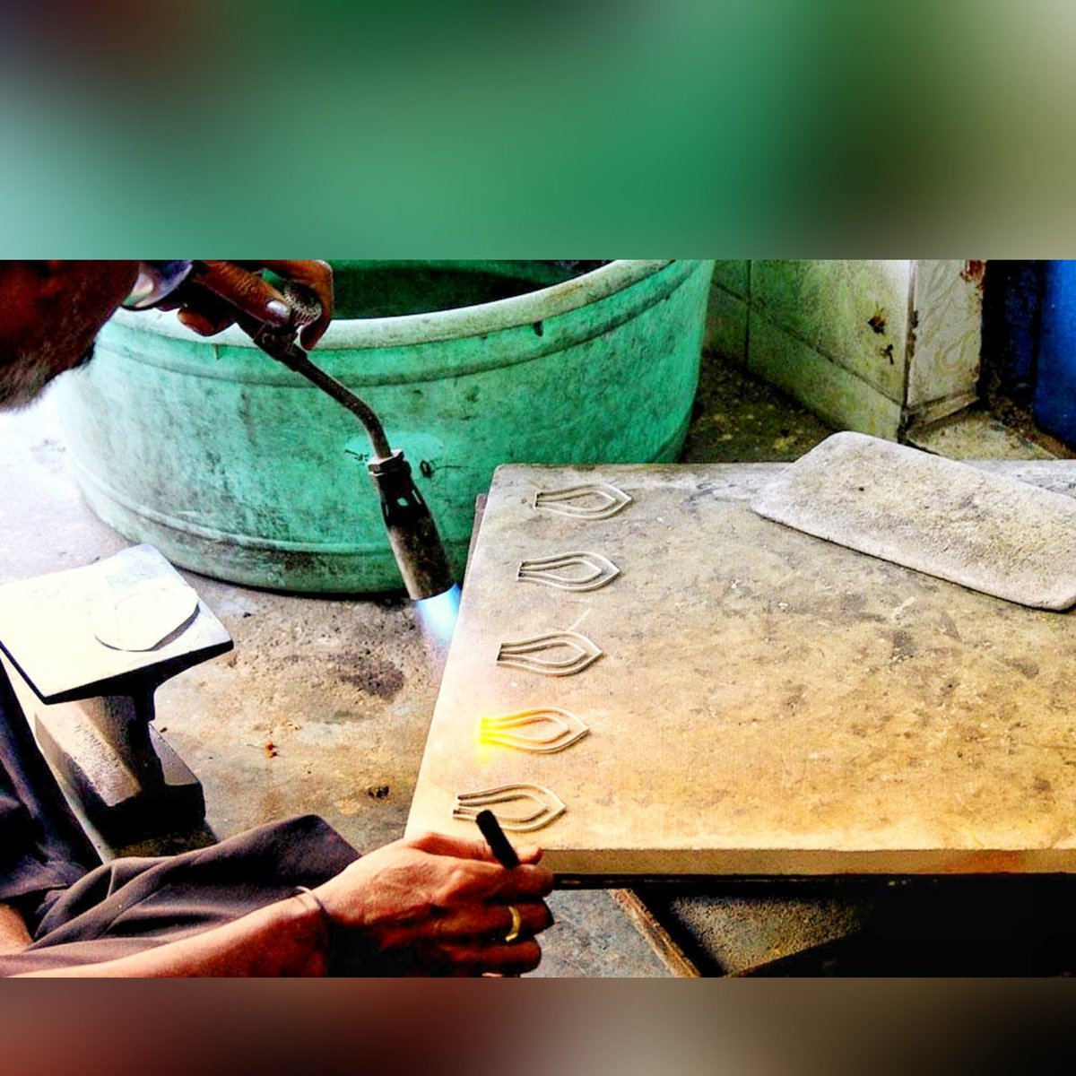 kalabhoomibbsr's tweet image. Thin flat silver wires are twisted together into zig-zag patterns to fill up a previously sketched design. Once aligned, the filigree is welded to a frame. #Heating and #bending give it a shape that when polished are a favourite with all!
#SilverProcess #ArtefactOfTheWeek