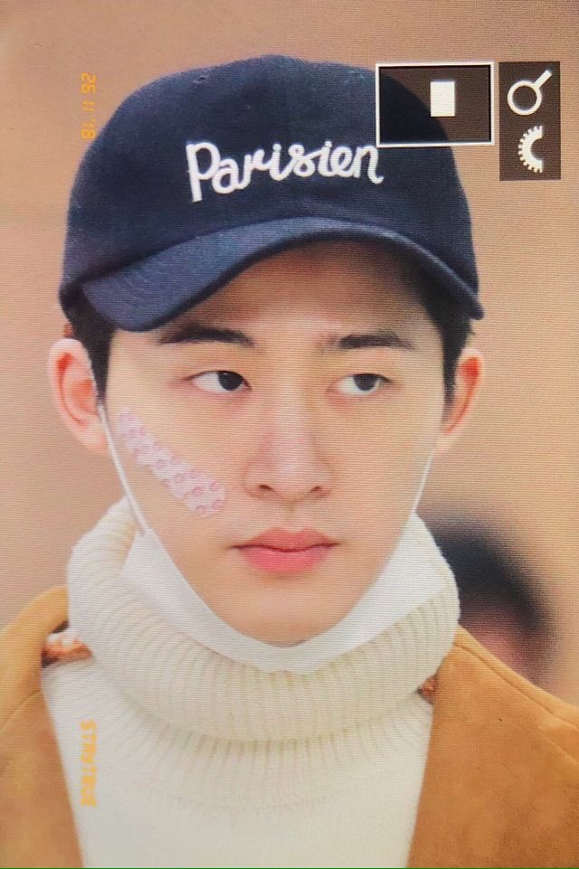 onlyikons's tweet photo. yge can't lie... the bandaid is literally inspired by hanbin 😩😩

#頑張ってiKON #iKONJapanTour2019_FukuokaD1 
#iKON https://t.co/ZQjWQz1HlF
