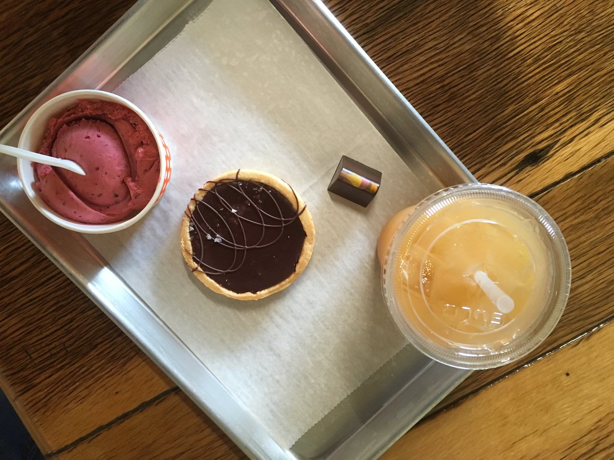 onegingergeek's tweet photo. I also had brunch at @BlackMtnChoc. The drink is called a California Dreamin’ (peach tea + orange juice). ☺️ https://t.co/nHG11Dg7y2