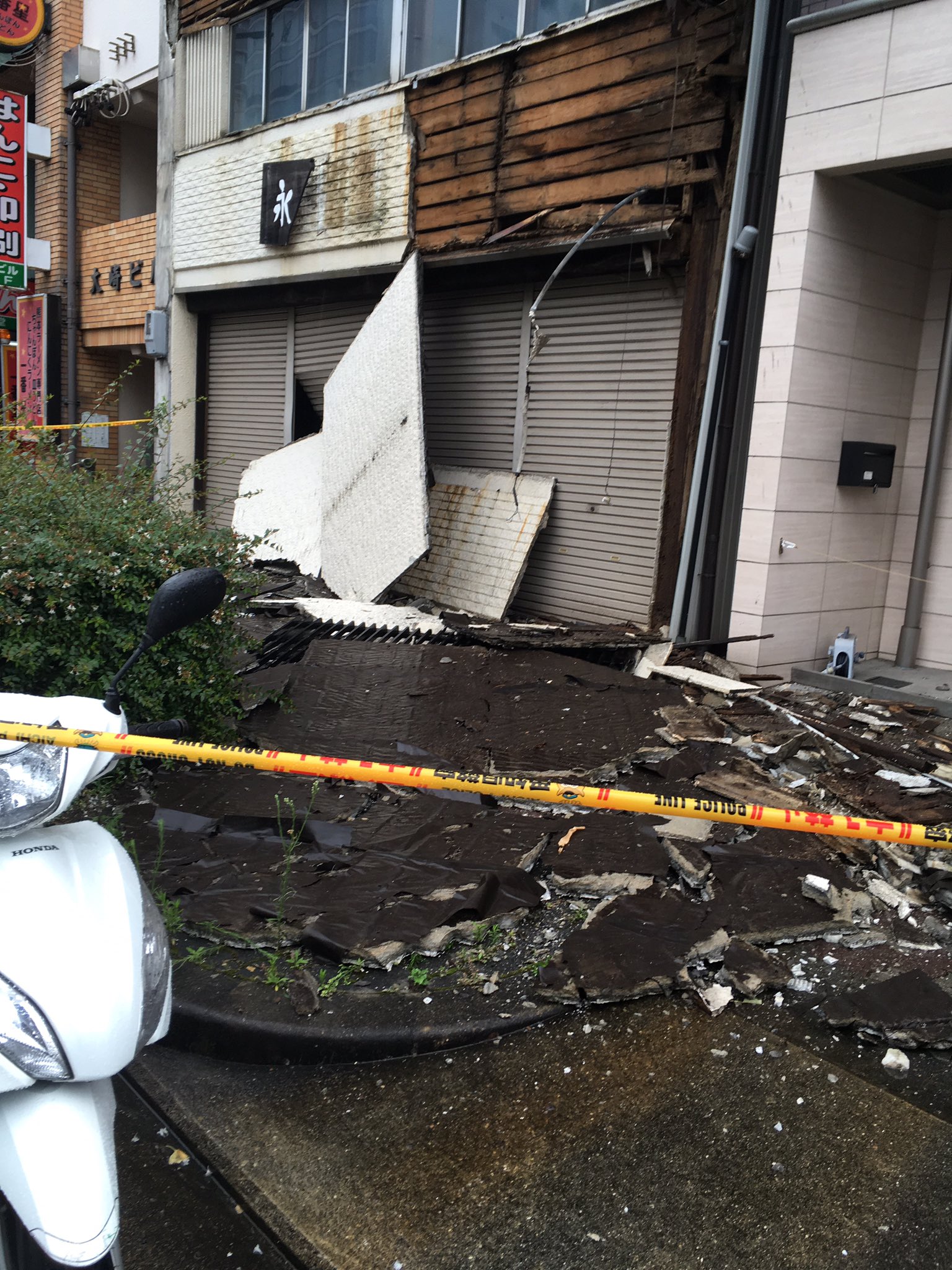 名古屋市千種区春岡１丁目で外壁が崩落する事故の現場画像