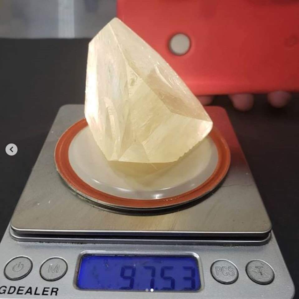 mary311forU's tweet image. Ninety-seven gram crystal of pure THCa extracted from cannabis by oleumscience. Reportedly enough THC to get around 900 people pleasantly baked.
#latenight #stillawake 
#crystals