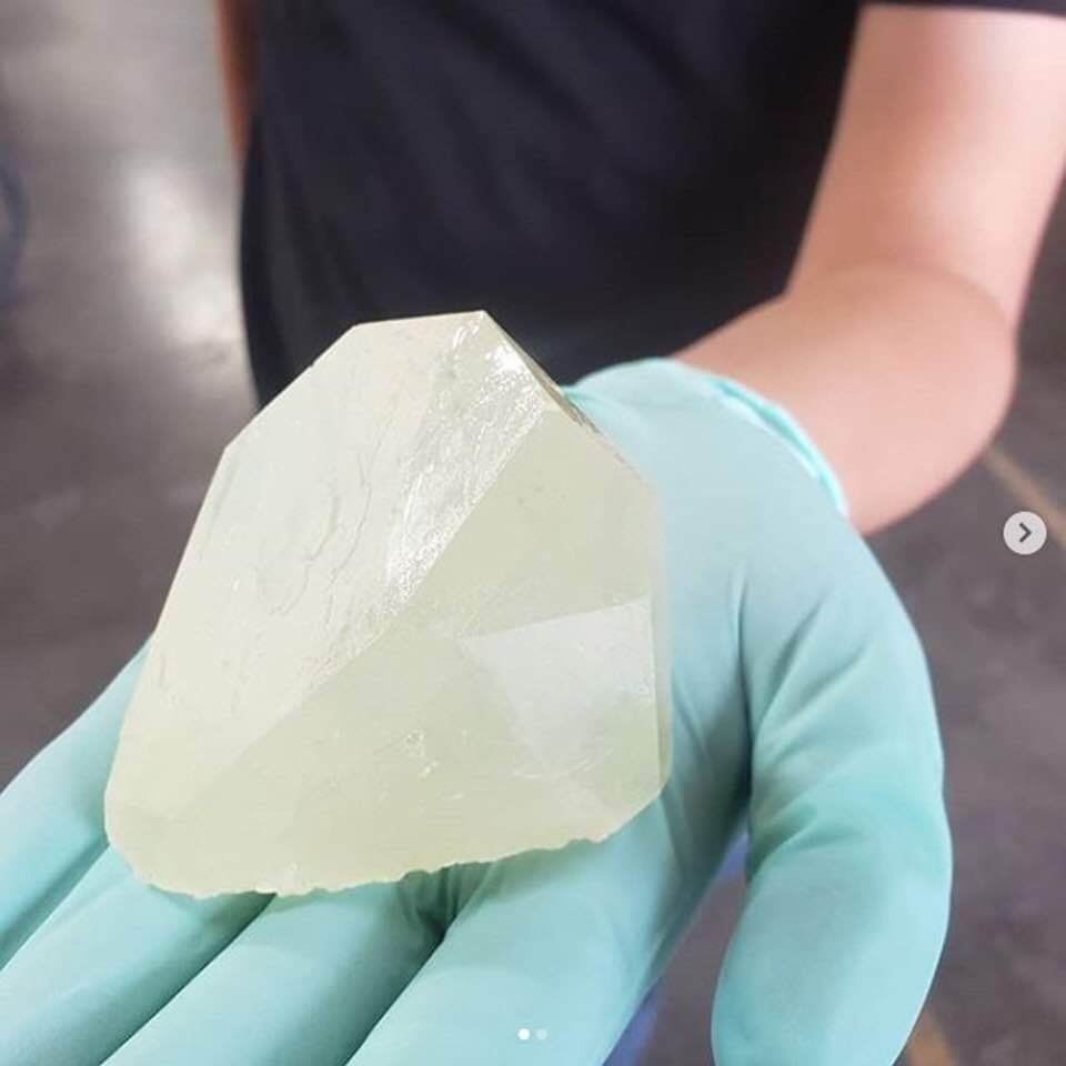 mary311forU's tweet image. Ninety-seven gram crystal of pure THCa extracted from cannabis by oleumscience. Reportedly enough THC to get around 900 people pleasantly baked.
#latenight #stillawake 
#crystals