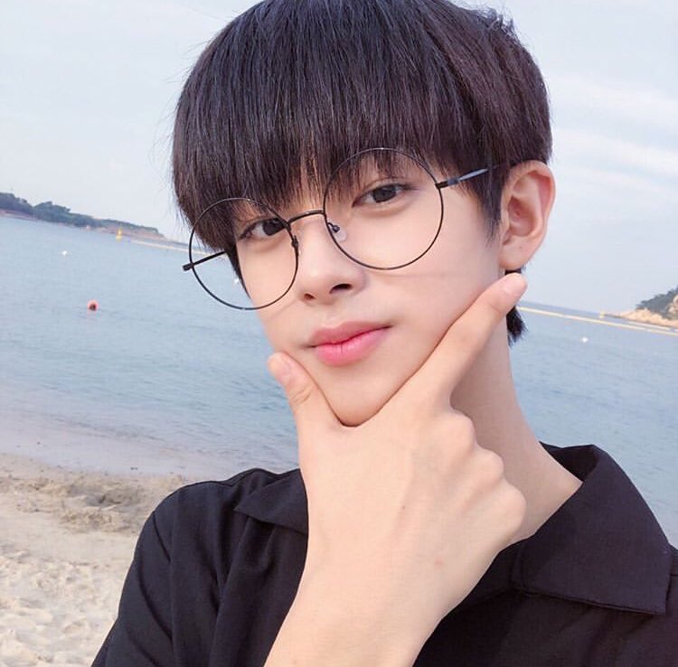 _MINKYUOfficial's tweet photo. [IG UPDATE]
{trans}
cont. 

the smell of the beach &amp; listening to the sound of the waves helps me organize my thoughts &amp; i find it really healing~~♥️♥️💕💕hve a good weekend every1😍😍 

{hasthtag trans}
kimmingyu jellyfish ulsan beach soundofthewaves healing

#김민규 #KIMMINGYU https://t.co/0fds1KdTjL