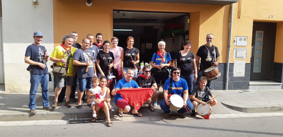 Marrecs's tweet image. I ara enfilem cap al c. Sant Antoni, a casa del nostre company @CampsSergi. Moltes gràcies per rebre'ns, Sergi, Noe, Abril, Pere i Teia!
#MatinadesFM19 #FMSalt19