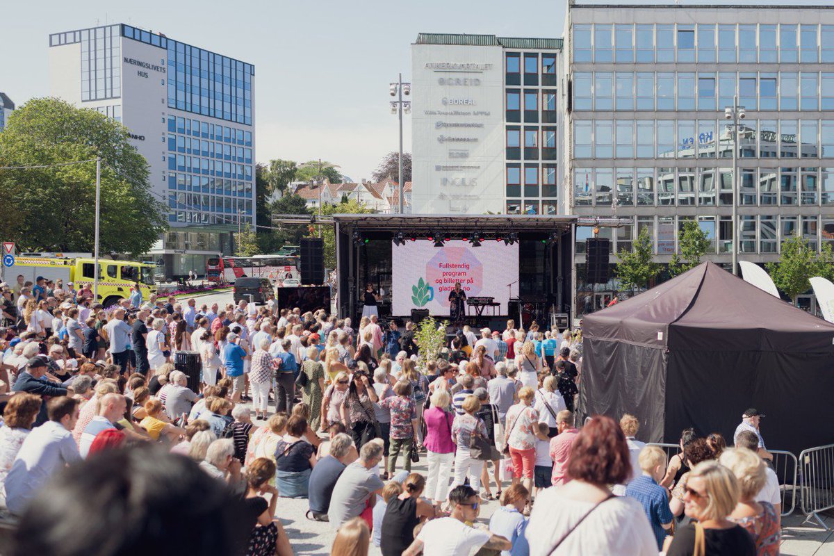Velkommen til årets siste festivaldag! Det blir varmt, så husk vann og solkrem, og nyt maten!