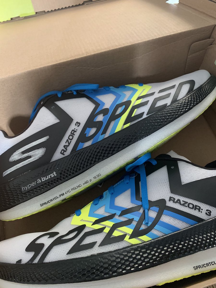 mikankun141's tweet photo. ウホウホウホウホ(新しいランシュー買ったから早く履きたい)
#skechers
#razor3
#running https://t.co/PL7LZ1E9Ua
