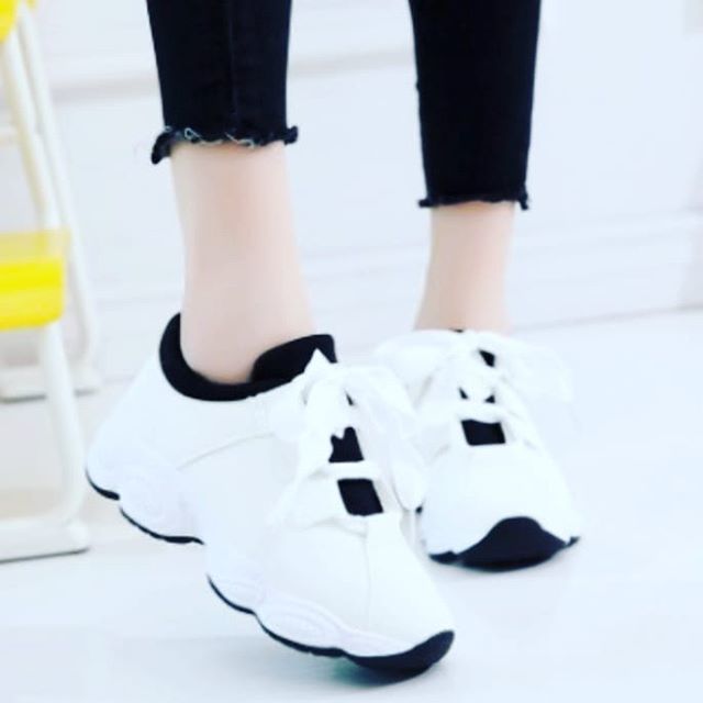 Veevian_ai's tweet image. Cool Fashion Sneakers 
Sizes 39 &amp;amp; 40
N7,000

#slayforless #lagosshopper #shopaholic #sales #promo #bellanaijaweddings #entrepreneur #baglover #bagsforgrabs #bagtherapy #vintagebag #vintage #shoelover #coolshoes #lagosshopper ift.tt/2SN7OGn