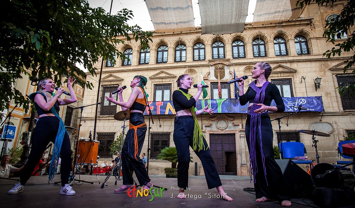 EtnoSur_Oficial's tweet photo. Las chicas toman la Plaza del Ayuntamiento de #Etnosur2019
Maui
TUULETAR - Vocal Folk Hop
Maija Kauhanen
Grrrrrrl Powah!

Álbum completo en Facebook: @Etnosur https://t.co/EjYULWPQTw