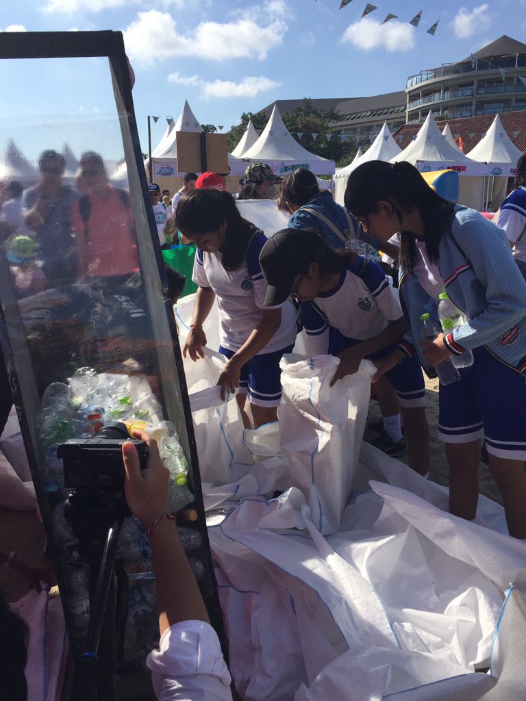 KonJenBali's tweet photo. Banyak yg ikut serta di #BaliBigEcoWeekend 2019. Bersama kita tingkatkan kesadaran dan menjaga pantai Bali bersih! Ayo datang menikmati pengalaman melepaskan kura-kura hari ini #BBEW #Bali #GreenEvent @AmatillD https://t.co/CvBKwaDT7Q