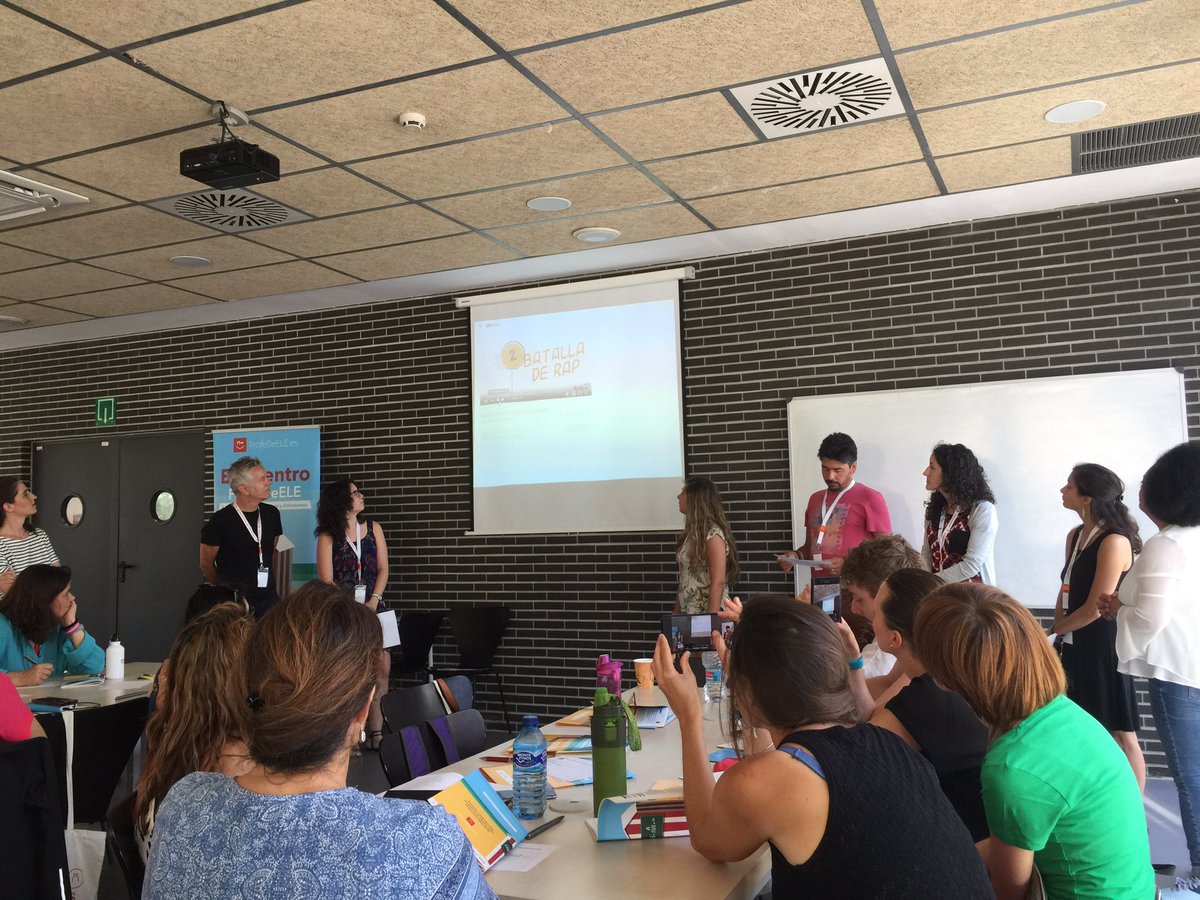 FatimaDelOlmo's tweet photo. Segunda jornada de #ProfeDeELE19 Mercadillo de ideas de compañer@s profes para llevar a nuestras clases. Con un estupendo nivel #gracias https://t.co/qwMymMuDmQ