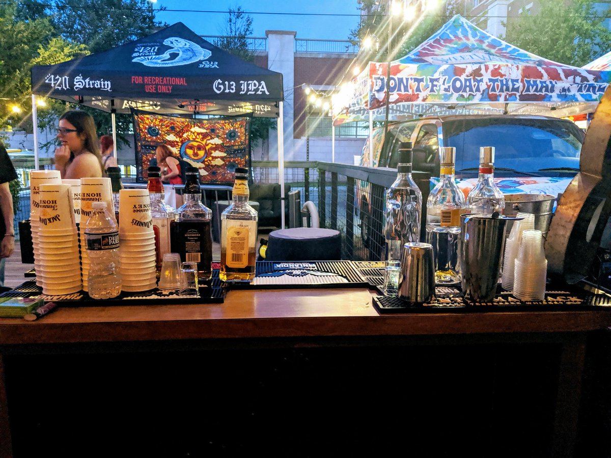 _Shan_Martinez_'s tweet photo. My weekend view.
@sweetwaterbrew @finlandiavodka @JackDaniels_US
#SighInJuly #LiveMusic #Bartending https://t.co/8rTgqqFK2B