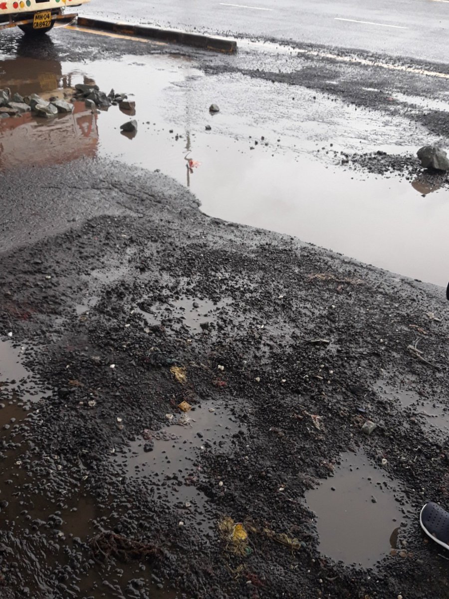PotholeWarriors's tweet photo. @mymalishka @RedFM_Mumbai @mybmcWardFN @mybmc @MMRDAOfficial Also got call frm disaster HO, given spot location , hope FN ward will reach n start repair today..
At wadala Freeway Start Point towards chembur .junction of carmac bridge & wadala
#FreewayExpress #GiantPothole #Mumbai #Mybmc @mid_day @fayedsouza @apekshaalive @GreaterMumbai https://t.co/o1UeJ6tVdx
