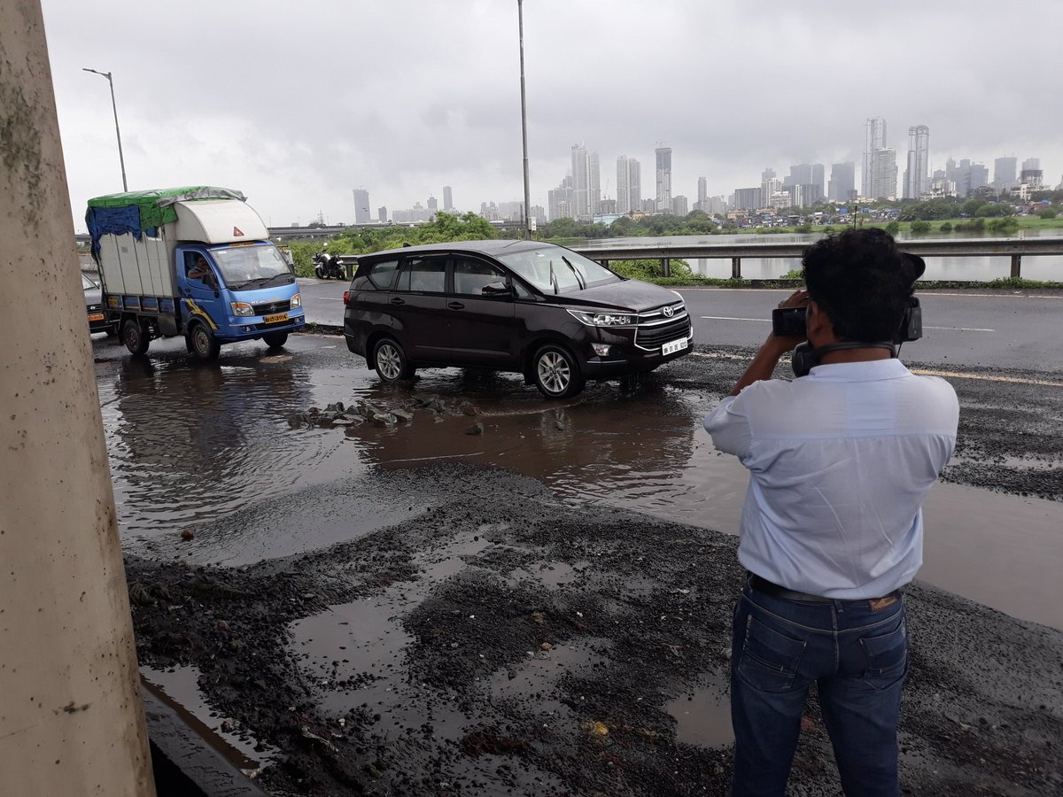 PotholeWarriors's tweet photo. @mymalishka @RedFM_Mumbai @mybmcWardFN @mybmc @MMRDAOfficial Also got call frm disaster HO, given spot location , hope FN ward will reach n start repair today..
At wadala Freeway Start Point towards chembur .junction of carmac bridge & wadala
#FreewayExpress #GiantPothole #Mumbai #Mybmc @mid_day @fayedsouza @apekshaalive @GreaterMumbai https://t.co/o1UeJ6tVdx