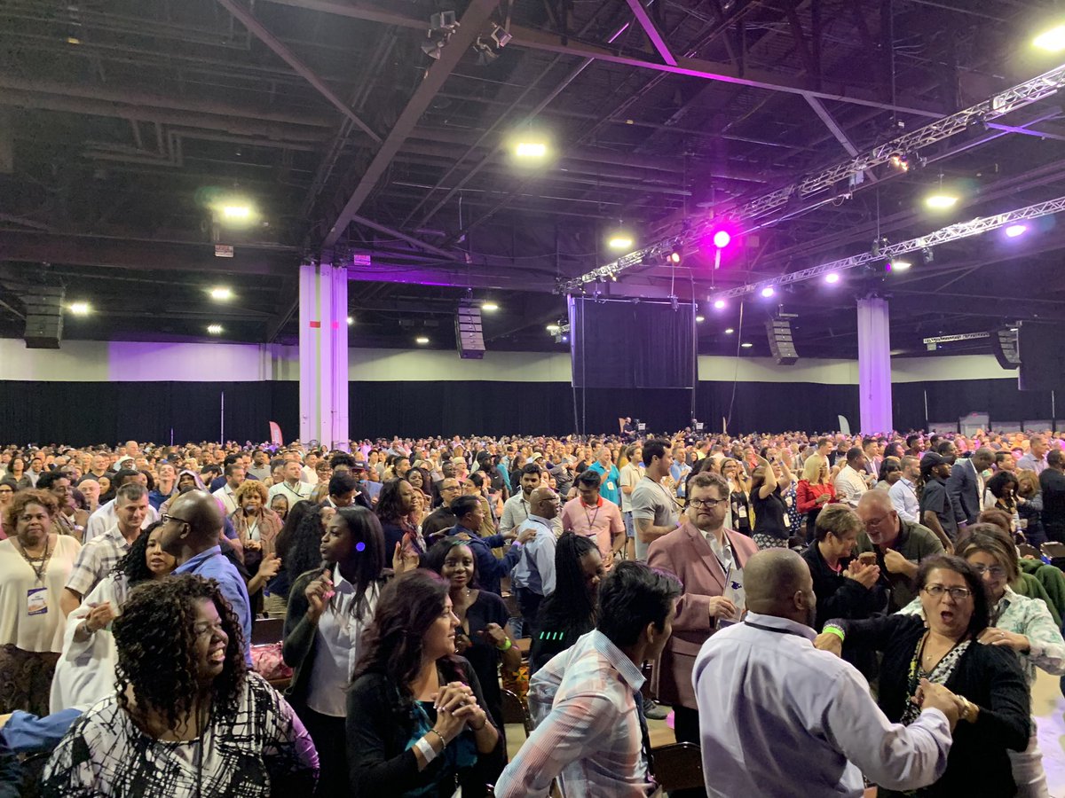 joecartertv's tweet photo. Great to meet @TonyRobbins and take in such powerful mindsets to live by. Got to see my friend of 15+ years @BillyBeck3 who works/lives/travels side by side with @TonyRobbins helping keep his body &amp; mind at peak performance. Thanks to my wife @SusanHendricks for this bday gift xo https://t.co/5HDMIi0bJF