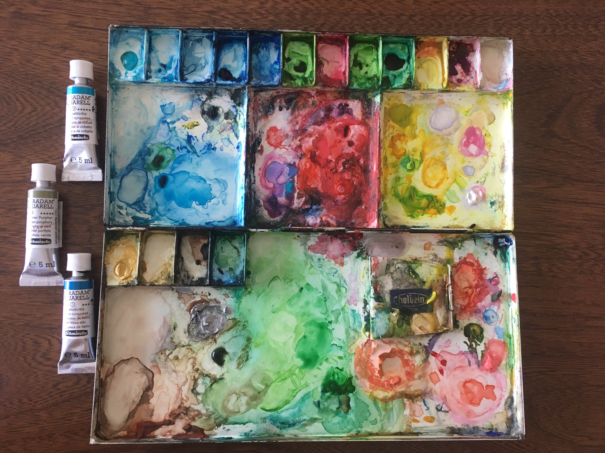 くろぽち 高校で使っていたパレットをそのまま使ってます ほぼ洗わずに絵の具を継ぎ足し継ぎ足ししながら使っているのでもうあれだ 老舗の伝統のタレのようなもんだ アートフェスティバルヒロシマ シュミンケホラダム T Co n3p2oe2f Twitter