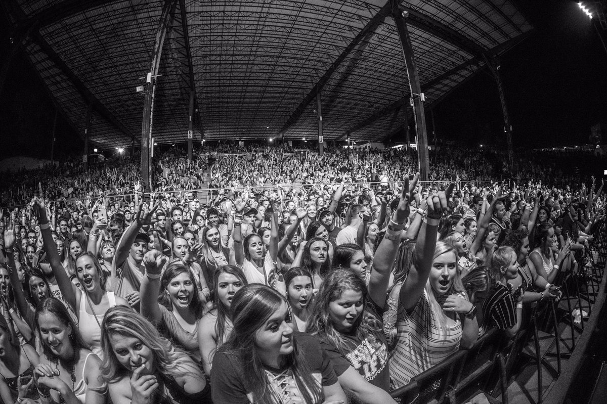 ChrisYoungMusic's tweet photo. Holy crap Iowa!!! You guys were loud as hell tonight 🤘🏻🤘🏻🤘🏻 https://t.co/Im69DqNSUo