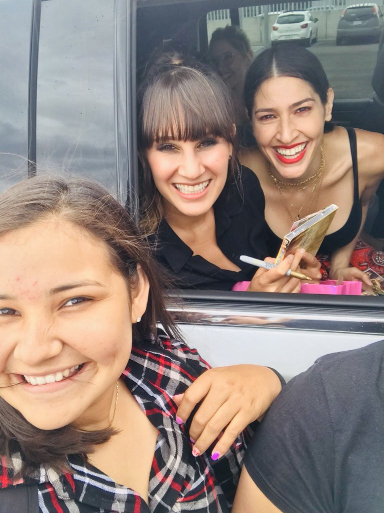 bykarolinarocha's tweet photo. Gracias @haashoficial  por siempre hacerme la más feliz, Las amo😭🤤😍 #HaAshEnDurango🔥 Pd: perdón por querer comerme mi cabello, pero tenía hambre😂 https://t.co/eYFfa0jQHC