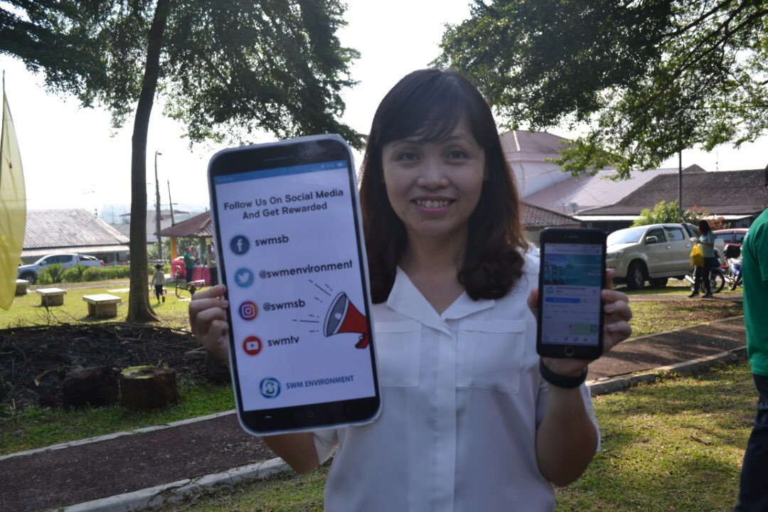 unclebat123's tweet photo. Ha! YB Pn. @teonieching pun dah FOLLOW dan LIKE laman sosial @swmenvironment. Jom ikut jejak langkah beliau.

Terima kasih YB dan Pn. Chitra, Ahli @mp_kulai yang singgah ke ruang pameran #swmsb sempena Program Pengindahan Taman Permainan Jalan Saleng 2 https://t.co/CAB6S2NafC