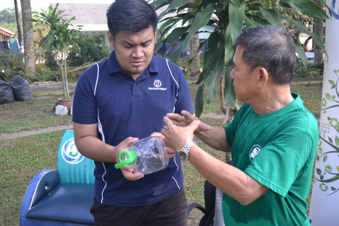 unclebat123's tweet photo. Ha! YB Pn. @teonieching pun dah FOLLOW dan LIKE laman sosial @swmenvironment. Jom ikut jejak langkah beliau.

Terima kasih YB dan Pn. Chitra, Ahli @mp_kulai yang singgah ke ruang pameran #swmsb sempena Program Pengindahan Taman Permainan Jalan Saleng 2 https://t.co/CAB6S2NafC