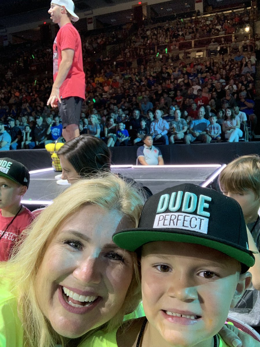 JordanLinscombe's tweet photo. Perfect night with the family &amp; the Dudes! #dudeperfecttour https://t.co/H1AQcjAQAO