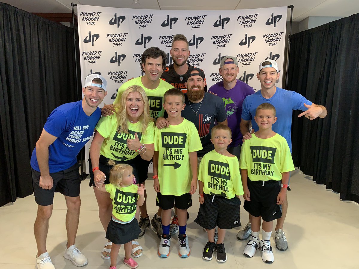 JordanLinscombe's tweet photo. Perfect night with the family &amp; the Dudes! #dudeperfecttour https://t.co/H1AQcjAQAO