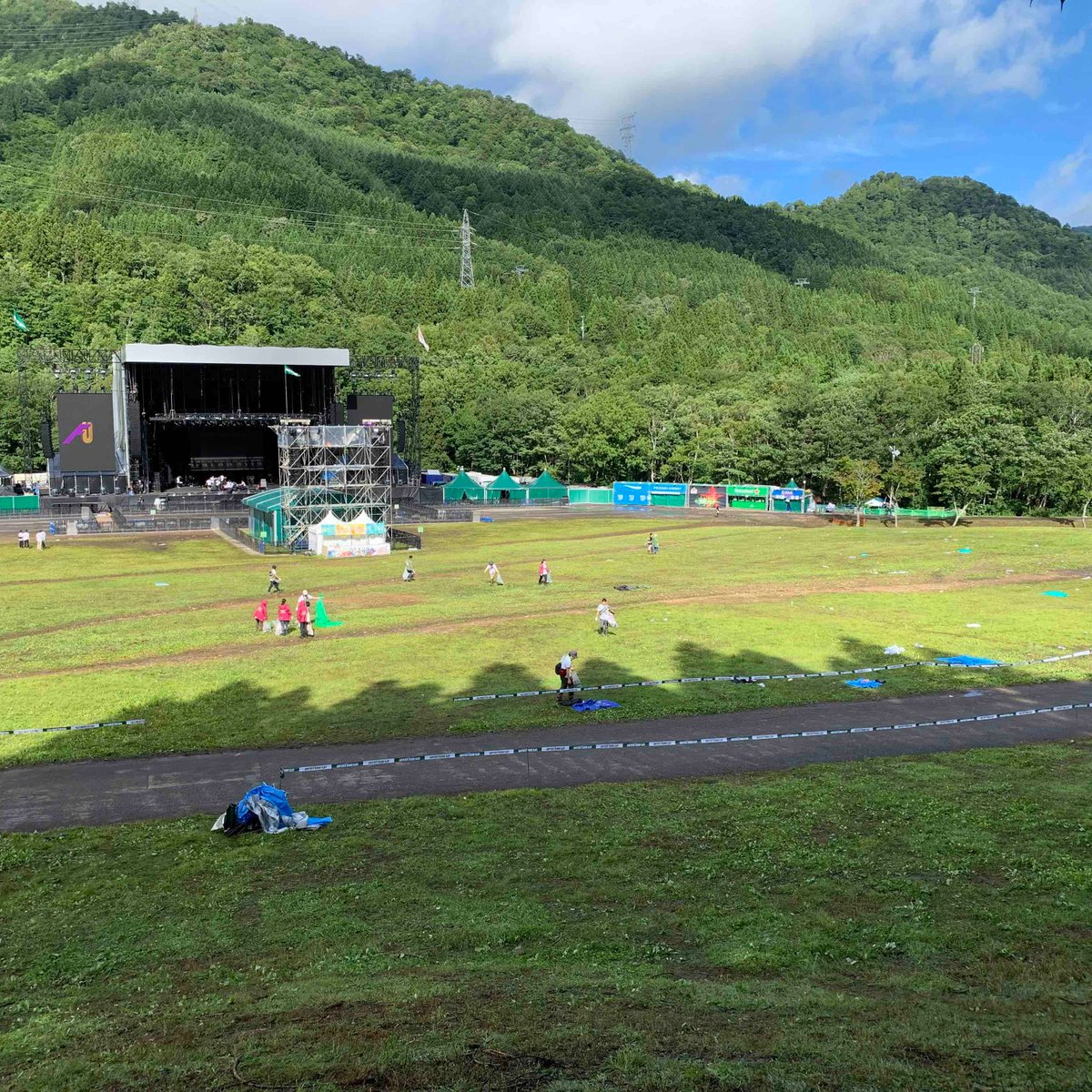 fujirock_jp's tweet photo. 💡Request to Festival Audience
These are photos from this morning of the Green Stage. 
The area was covered in paper cups, leisure sheets and other garbage. Let’s all try to keep #fujirock clean by cleaning up after ourselves♻️
#FRF19info #OSAHO https://t.co/rTnT4g1fJk