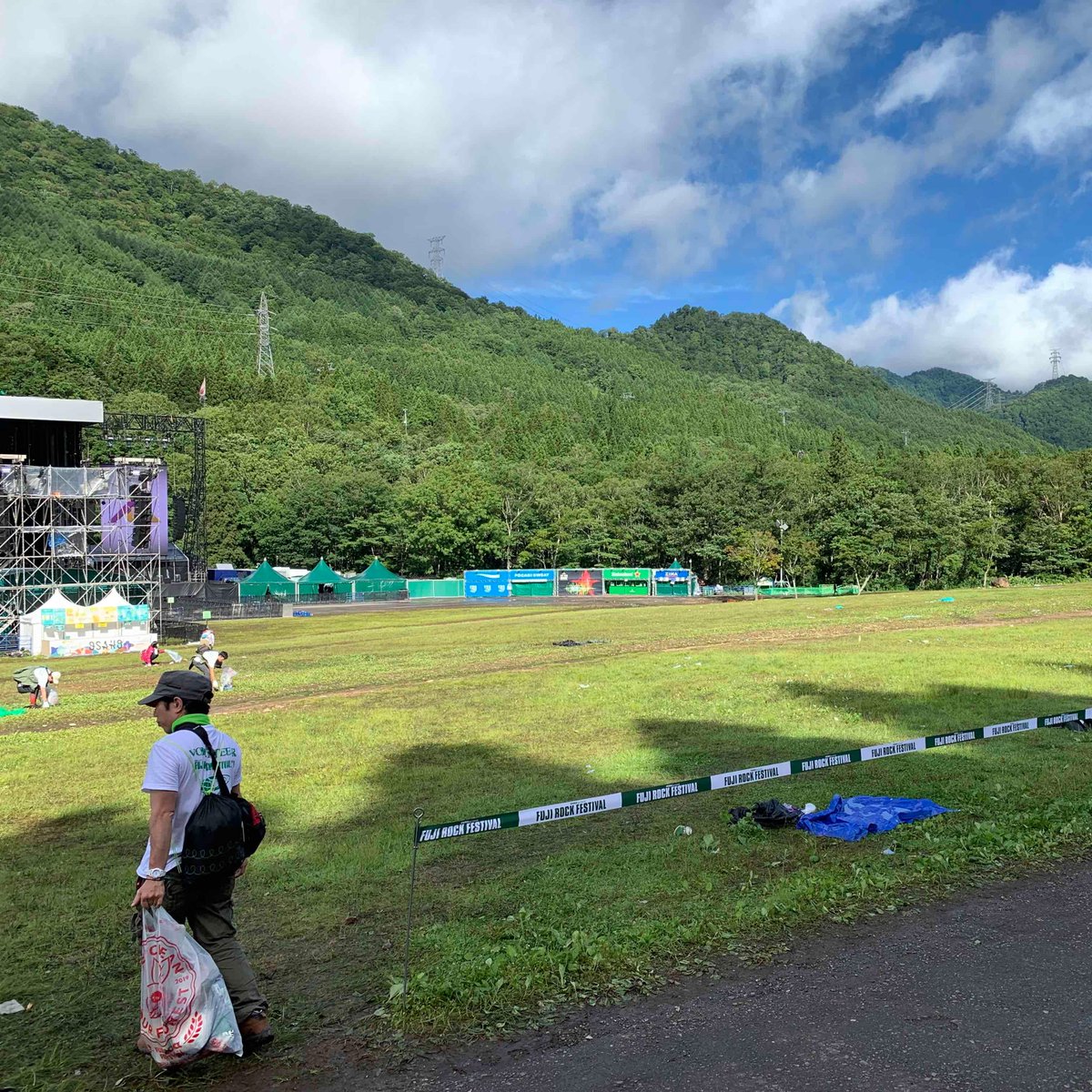 fujirock_jp's tweet photo. 💡Request to Festival Audience
These are photos from this morning of the Green Stage. 
The area was covered in paper cups, leisure sheets and other garbage. Let’s all try to keep #fujirock clean by cleaning up after ourselves♻️
#FRF19info #OSAHO https://t.co/rTnT4g1fJk