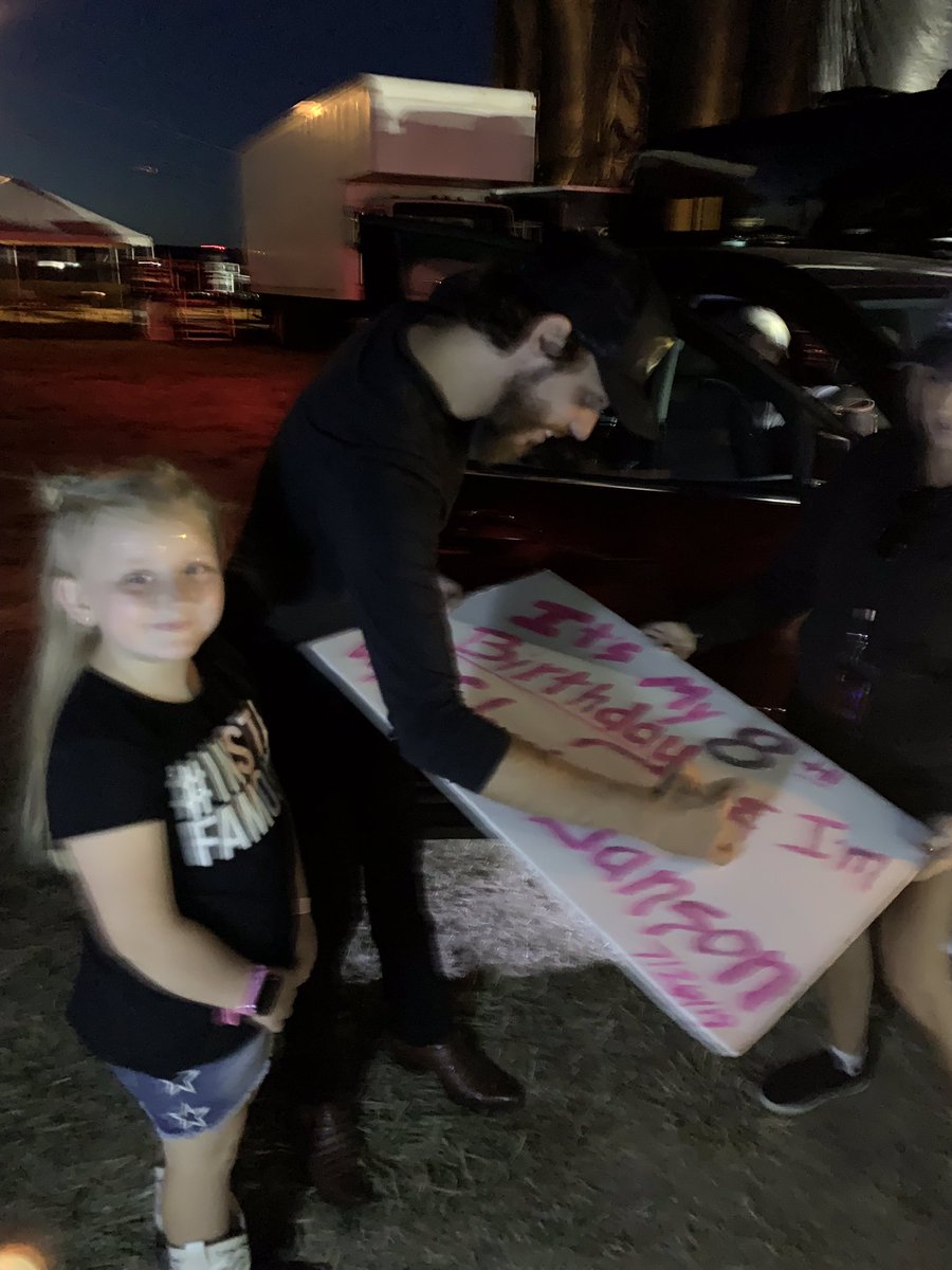 KevinGrayRT91's tweet photo. @janson_chris @995thewolf thx Chris for the great show in Oregon and making a little girls birthday SO special thx for taking the time. Plz retweet to let the everyone Chris is a great man and a kick in show. #Route91 #RT91surviour #chrisjanson https://t.co/exQDsqk2PY