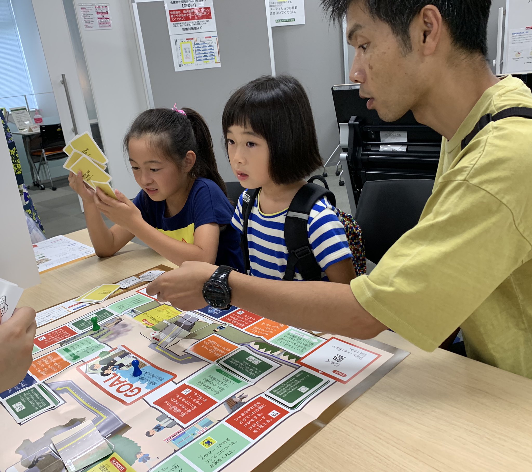 日本赤十字社愛知県支部 13 00から15 30まで 名古屋大学 で子どもたちに減災を学んでもらうキッズデーを開催中 台風にも関わらず たくさんの親子が来場しています 赤十字ブースではボードゲームを使って防災減災を 勉強 中です いえまですごろく