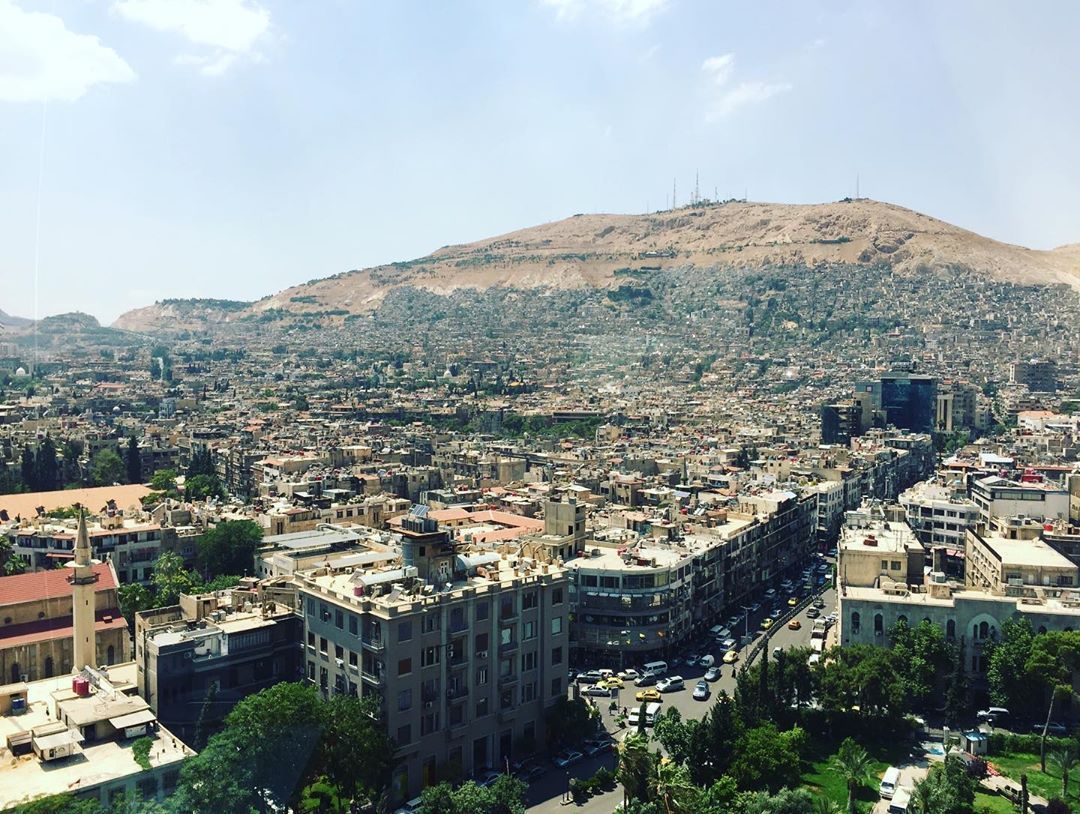 سوريا On Twitter جبل قاسيون يطل قاسيون على مدينة دمشق ويعتبر امتدادا جغرافيا لسلسلة جبال لبنان الشرقية سمي بجبل الصالحية وجبل دير مران وتسميات عديدة ولكن تبقى كلمة قاسيون هي التسمية لهذا