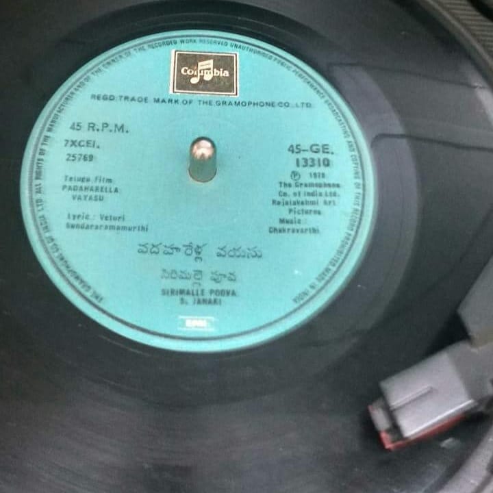 KalyaniMuktevi's tweet photo. #sridevi #movie #padaharellavayasu #telugu #movie #alltime #favourite #gramophone #vintage #record #columbia #song #veturi #trademark #kpixel #music #athome #vinyl #analog #sound #audio #motog https://t.co/K6JZsVpk1X