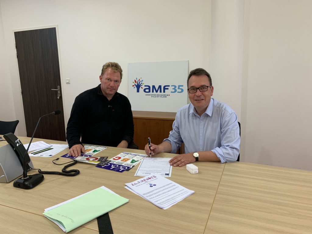 PierreBreteau's tweet photo. ♿️ Hier avec Yann Jondot signature d’une charte pour l’accessibilité de nos communes en Ille et Vilaine. Une démarche pragmatique, efficace, fondée sur des solutions simples mais qui répondent aux besoins des personnes en situation de handicap. @amf35_ s’engage ! https://t.co/ow3LHFX1Hz
