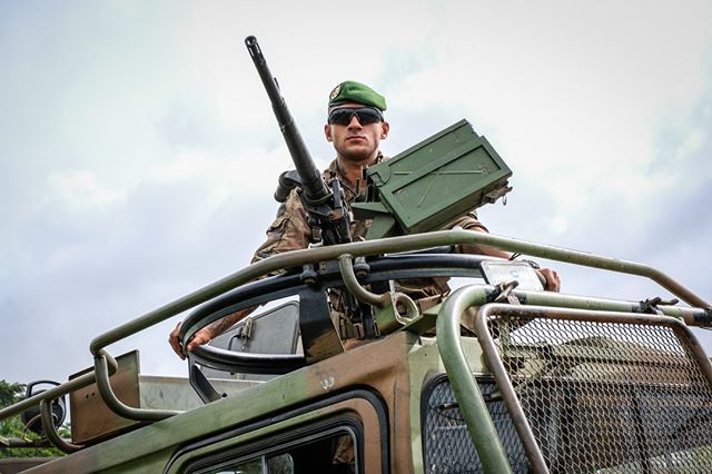 Reportage - Opération Titan ⁠
⁠
 En Guyane française, les forces armées de Guyane (FAG) et notamment les bérets verts de la Légion Etrangère sécurisent le pas de tir des lancements spatiaux de Kourou (Soyouz, Ariane et VEGA). Pour ce faire, ils patro… ift.tt/30XoQEC