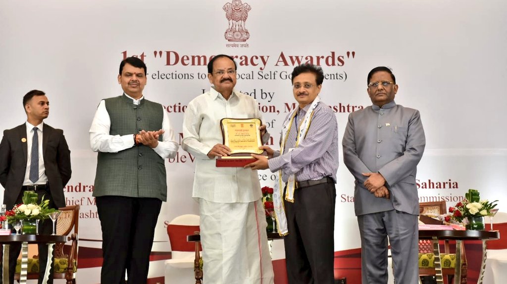 Presenting Democracy Awards Institute by the State Election Commission, Maharashtra in Mumbai today. 
#DemocracyAwards @MaharashtraSEC @CMOMaharashtra @ECISVEEP