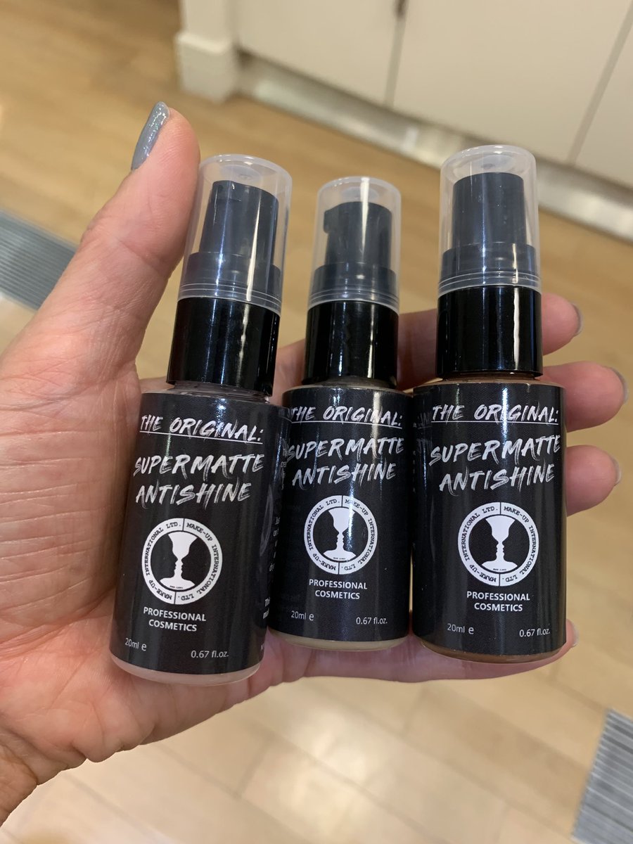 What are your favourite products to use to keep your makeup in place in extreme heat? Have you tried #makeupinternational The Original: Supermatte Antishine? These 3 shades pro product Hollywood A-listers favourite. It controls shiney skin, palms, hair lines.  #antishine #mua