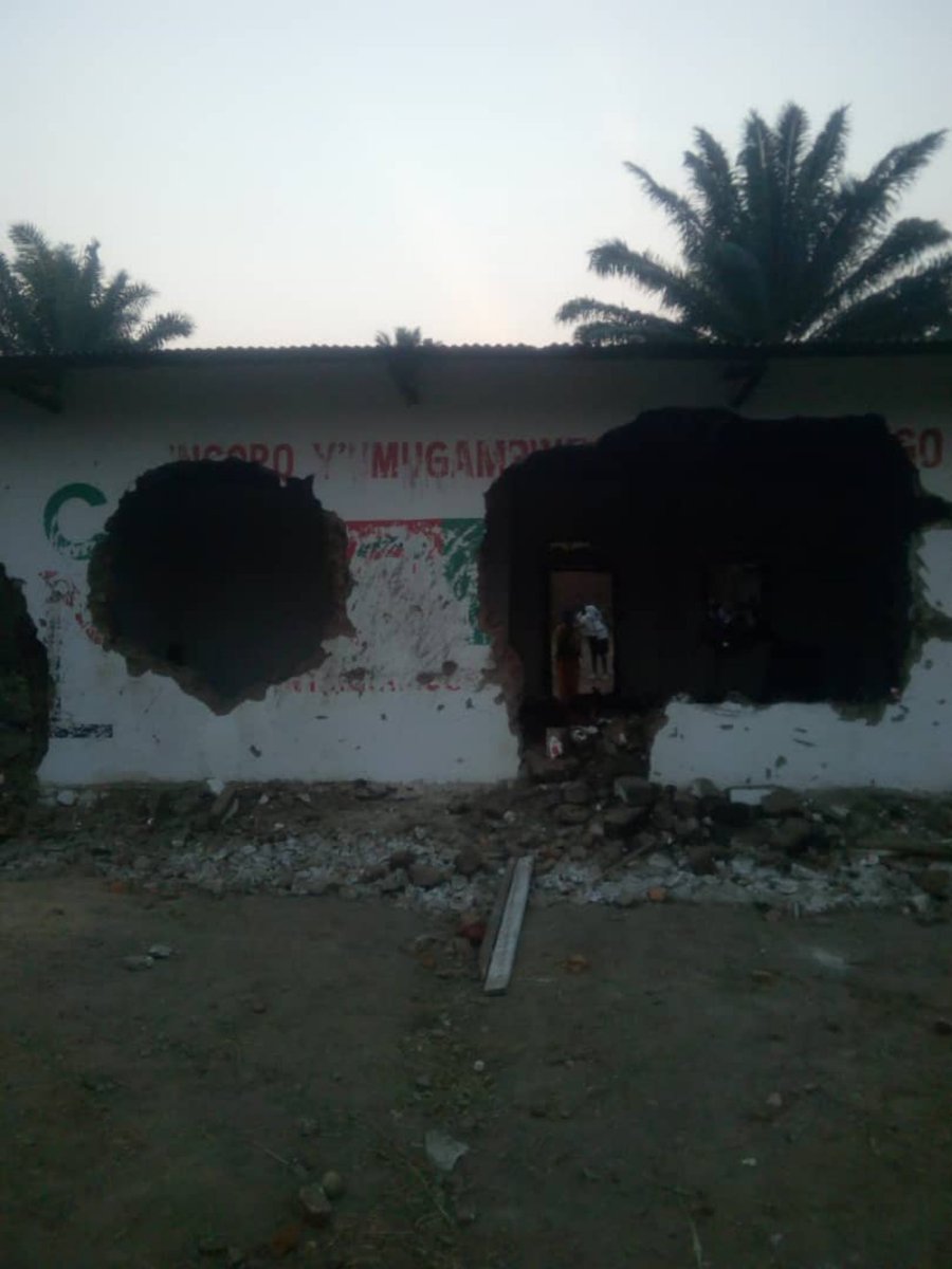 TEDDYMAZINA's tweet photo. #BurundiAlerte encore une permanence du parti @BurundiCnl (Opposition) à #Minago détruite par la milice de @pnkurunziza et les gardiens  battus par les #Imbonerakure. L'inauguration était prévu ce samedi. Le processus électoral est une grosse farce https://t.co/luMZKFBNGk