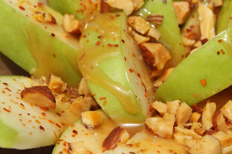 SweetNana19SD's tweet image. Chili Lime #GourmetAppleNachos
 
A cool, crisp, Granny Smith apple, sliced to order with fresh lime juice, Tajin spice, warm caramel drizzle, &amp;amp; Thai chili-lime roasted almonds.

Tangy, spicy, crunchy, sweet gooeyness perfection!

#FoodieFriday #TajinMoments @TajinUSA