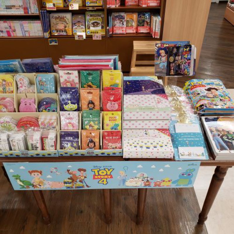 丸善ジュンク堂書店 公式 A Twitteren 堺 トイストーリー 文具雑貨フェア T Co Qsibw1maty 丸善 高島屋堺店にて 開催中 9 1まで 映画 トイストーリー4 が公開されました 当店では トイストーリー出演キャラクターの文具や雑貨のフェアを開催中 丸善ジュンク堂書店 公式 A Twitteren 堺 トイストーリー 文具雑貨フェア T Co Qsibw1maty 丸善 高島屋堺店にて 開催中 9 1まで 映画 トイストーリー4 が公開されました 当店では トイストーリー出演キャラクターの文具や雑貨のフェアを開催中