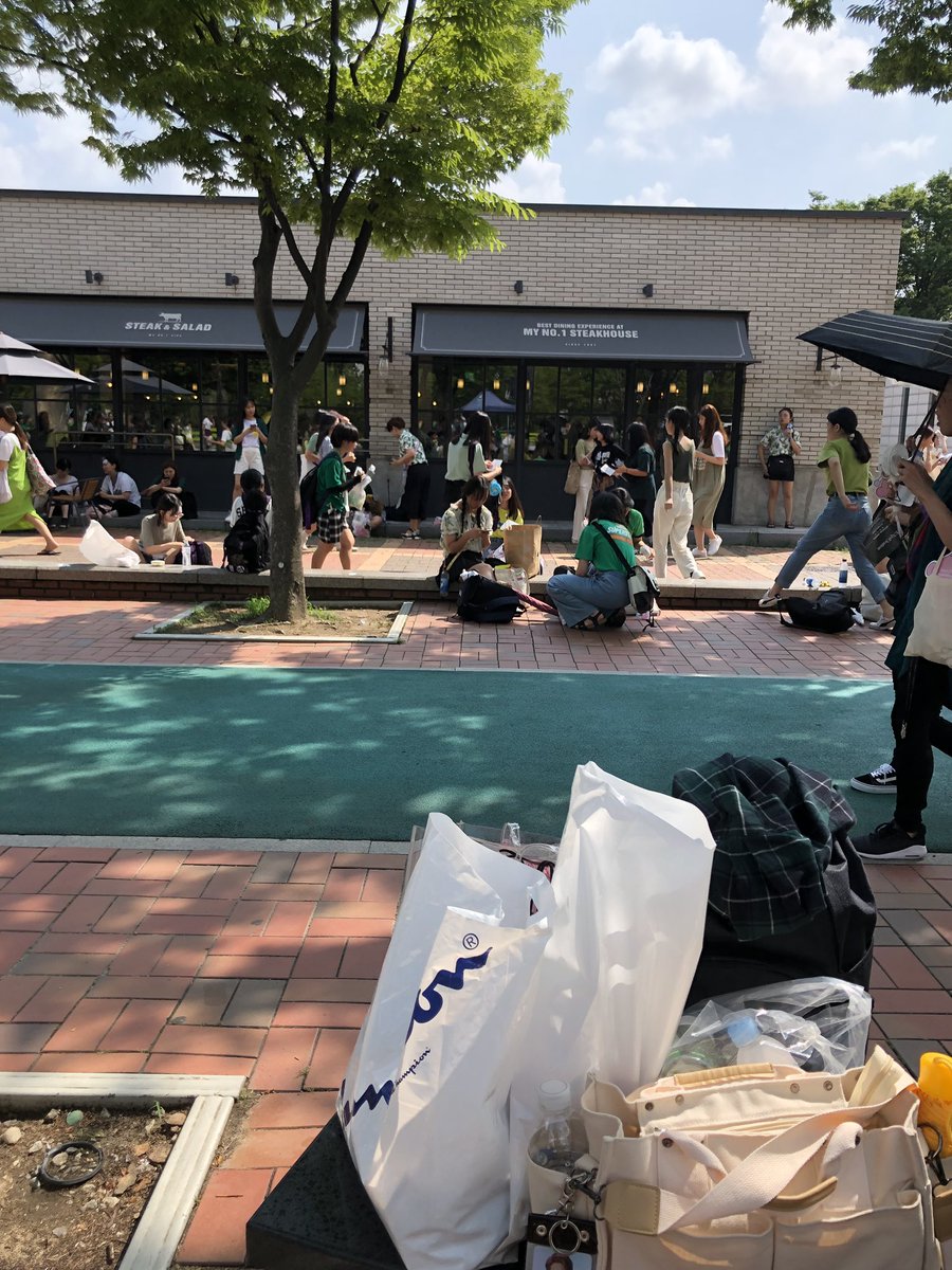 AngelStory48's tweet photo. 저 지금 도착했어요!!
국민체력센터 근처 ’ㅅ’

알티+리슨 에이스+티켓 준비해주세요~
**컵홀더 필요하시면 먼저 말씀해주세요**

3시25분에 시작합니다! https://t.co/IZl7GlZoPO