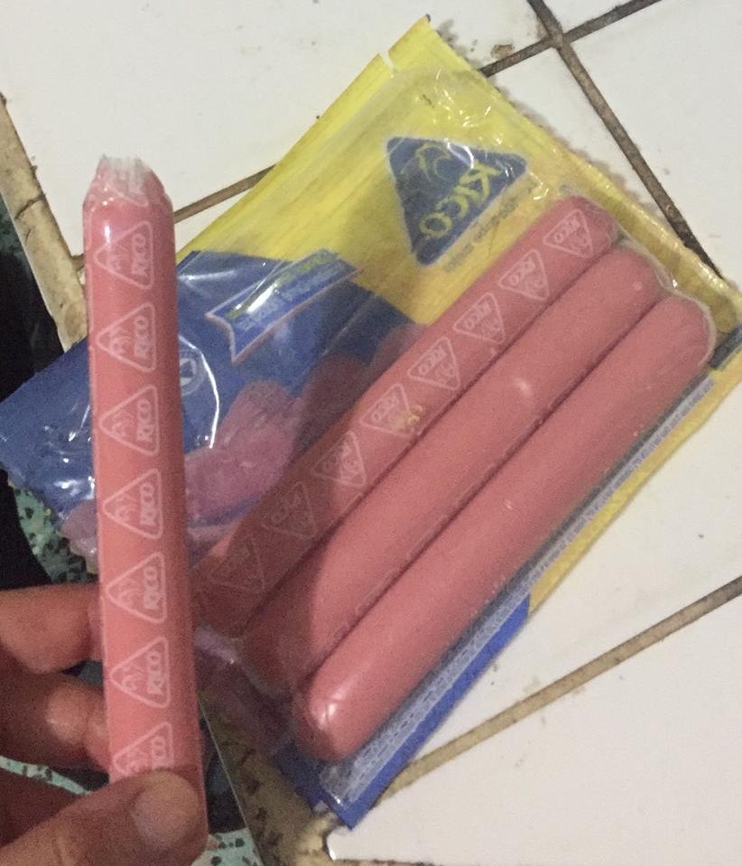 CAMINOSsinplast's tweet photo. Salchichas en plástico envueltas en plástico 🤦‍♀️. Alguien da más? 😳 Evita este tipo de compra, es absurdo. https://t.co/6WZ3AMjmW3