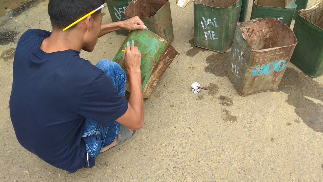 NykUkhrul's tweet photo. Youth Volunteers installing dustbins   following 3Rs procedures by TRYC at Tolloi Village,  Ukhrul,  Manipur under NYK Ukhrul.  #NYKS #Nyksindia #MoYAS #MoDWS #swachhbharatabhiyan #SwachhBharat #SBSI #JalShaktiAbhiyan #YAS https://t.co/9gnMHmT15g