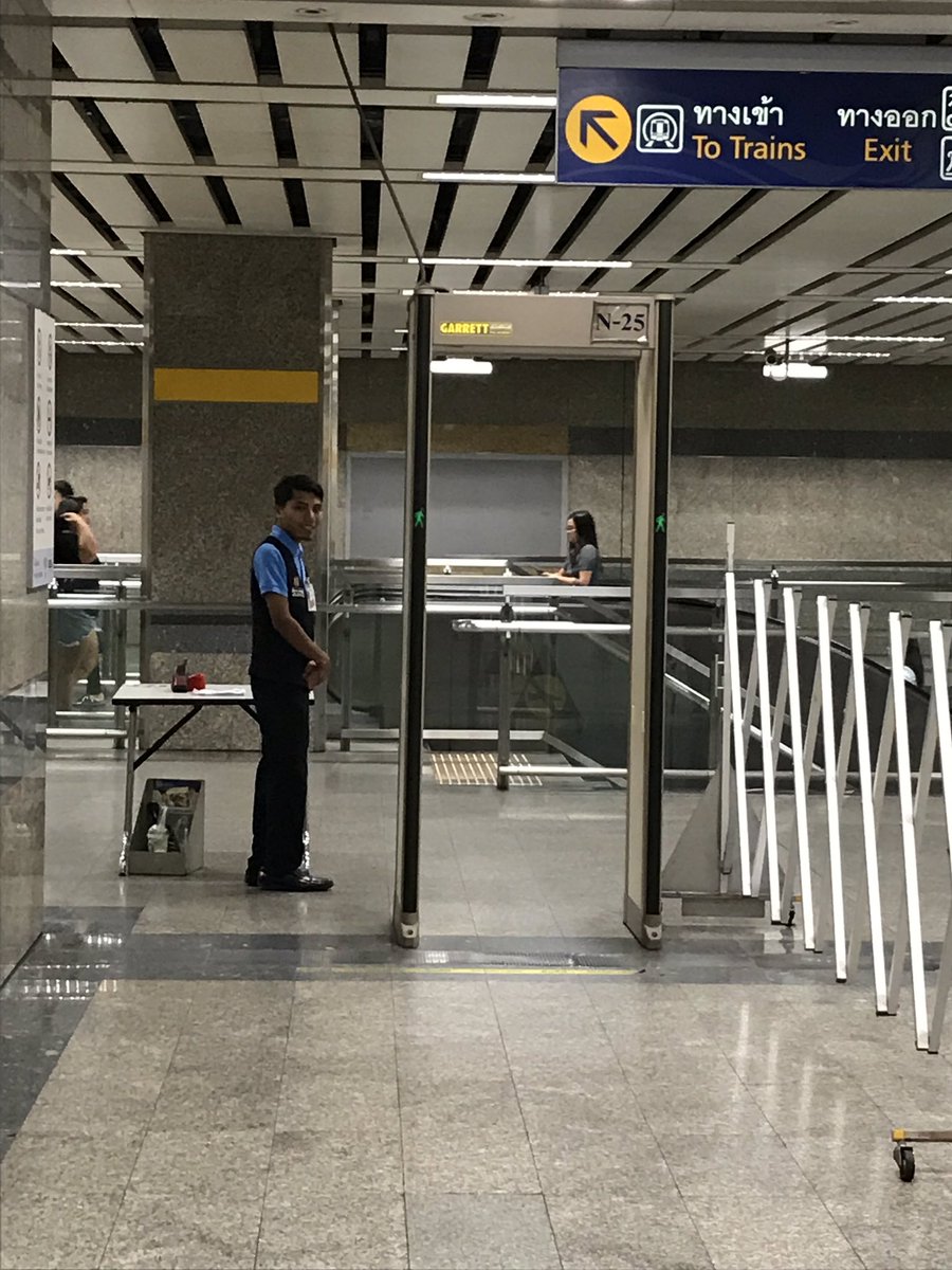 reall_srn's tweet photo. น้องพนงคนนี้ที่ MRT พหล ทางออก 4 น่ารักมาก น้องพูดสวัสดีครับ ยิ้มแย้ม โค้งให้ทุกคนเลย น่ารักมากกกกกกก ชื่ออะไรไม่รู้ ไม่ทันได้มอง แต่ MRT ต้องได้รู้เรื่องนี้ @BEM_MRT https://t.co/QSzz7OOctB