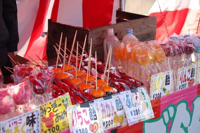 らいらいむ 又の名は べぇぐる もはや りんご飴だけじゃない いちご飴やぶどう飴 パイン飴なるものまでありますw 進化って すごいなぁw フルーツ飴 いちご飴 ぶどう飴 パイン飴 屋台 T Co f0haarnh Twitter